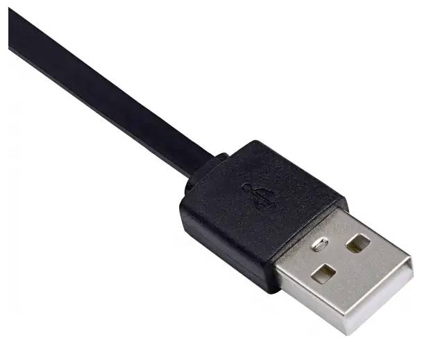 Czarny kabel USB ze srebrnym złączem na białym tle.