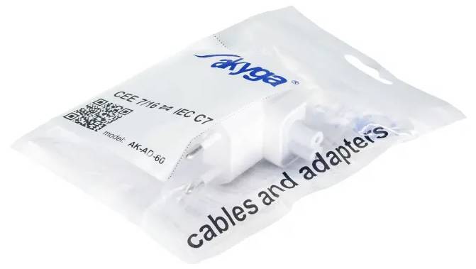 Biały adapter wtykowy w przezroczystym opakowaniu firmy "Akyga". Na opakowaniu widnieje napis: 'cables and adapters'.