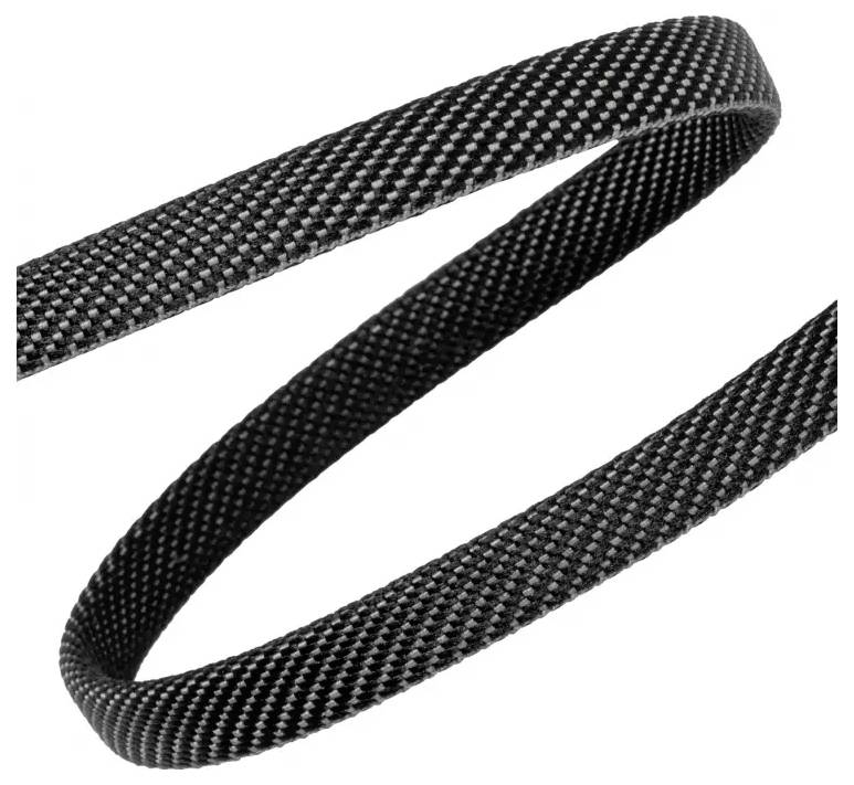 Czarna taśma z włókna węglowego w kształcie pętli na białym tle.