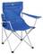 Składany niebieski krzesło campingowe z podłokietnikami i uchwytem na napoje po lewej stronie.