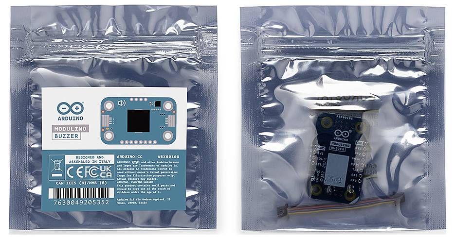 Dwie srebrne opakowania z modułami elektronicznymi i naklejkami marki Arduino. Po lewej stronie widoczny jest moduł z niebieską etykietą.