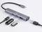 Hub USB-C z czterema portami, w tym USB-C i USB-A, każdy oznaczony jako '5Gbps', z czterema podłączonymi adapterami.