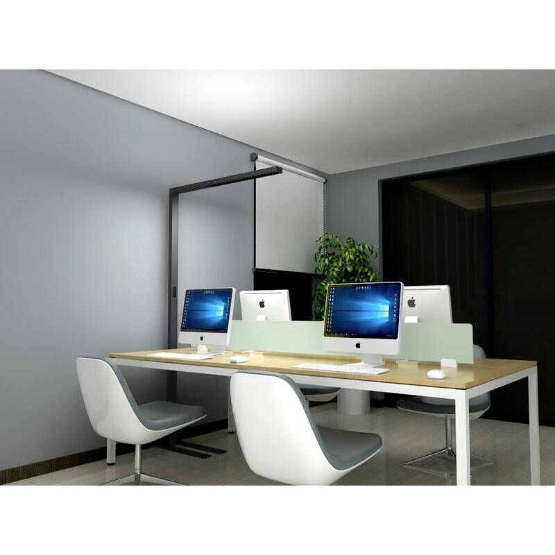 Nowoczesne biurowe stanowisko pracy z dwoma białymi biurkami komputerowymi i czterema krzesłami. Trzy monitory są ustawione na biurkach.