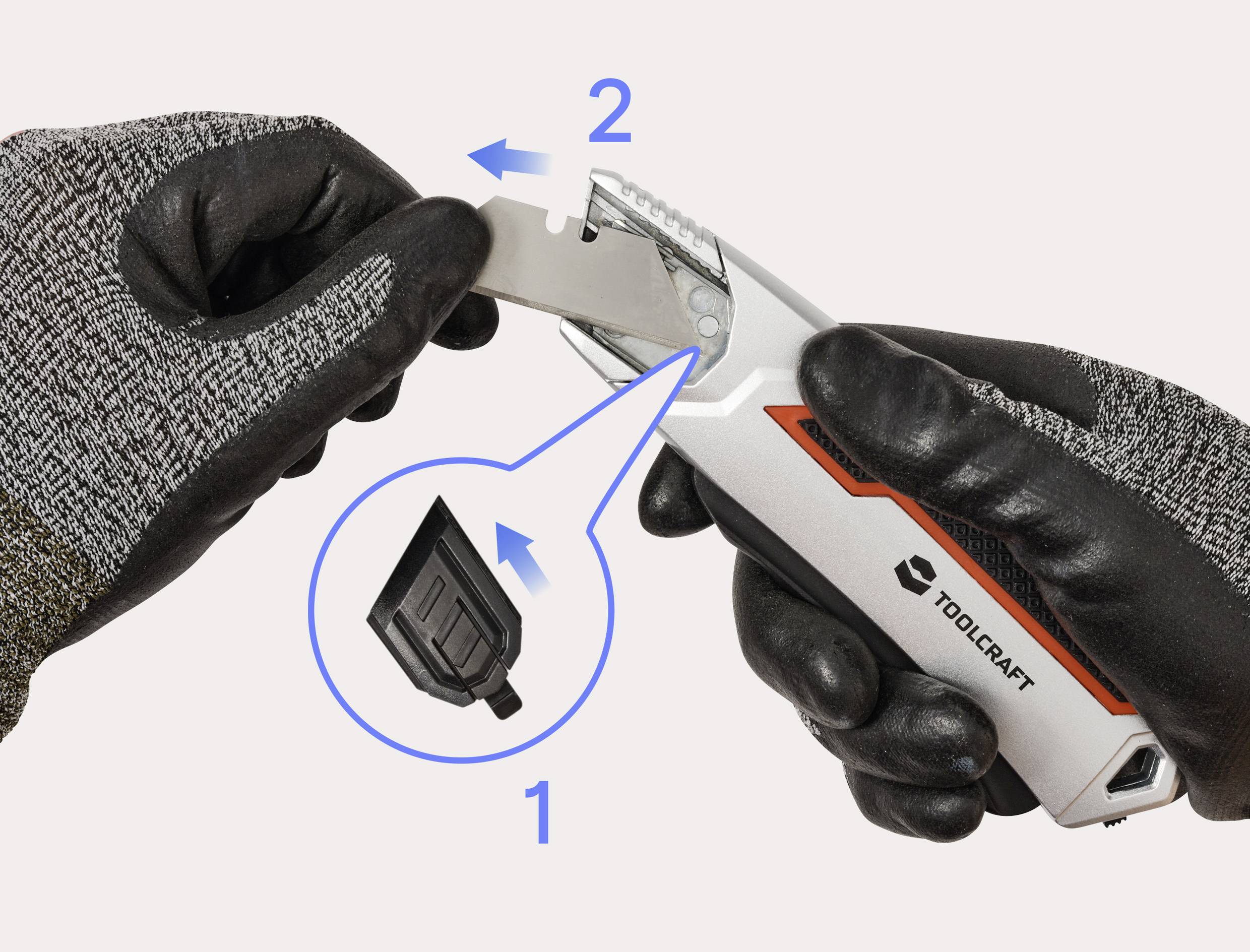 Osoba w rękawiczkach wymienia ostrze noża użytkowego, korzystając z przestrzeni magazynowej oznaczonej numerami 1 i 2, która pokazuje kolejne etapy.