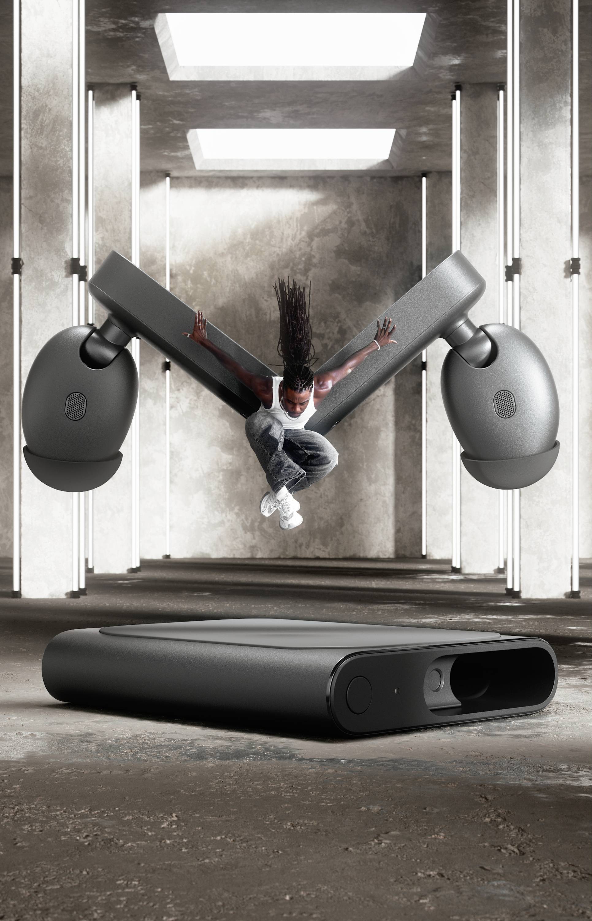 Czarne słuchawki douszne i stacja ładująca unoszą się w powietrzu; poniżej skacze kobieta z ciemnymi włosami w nowoczesnym, oświetlonym otoczeniu.