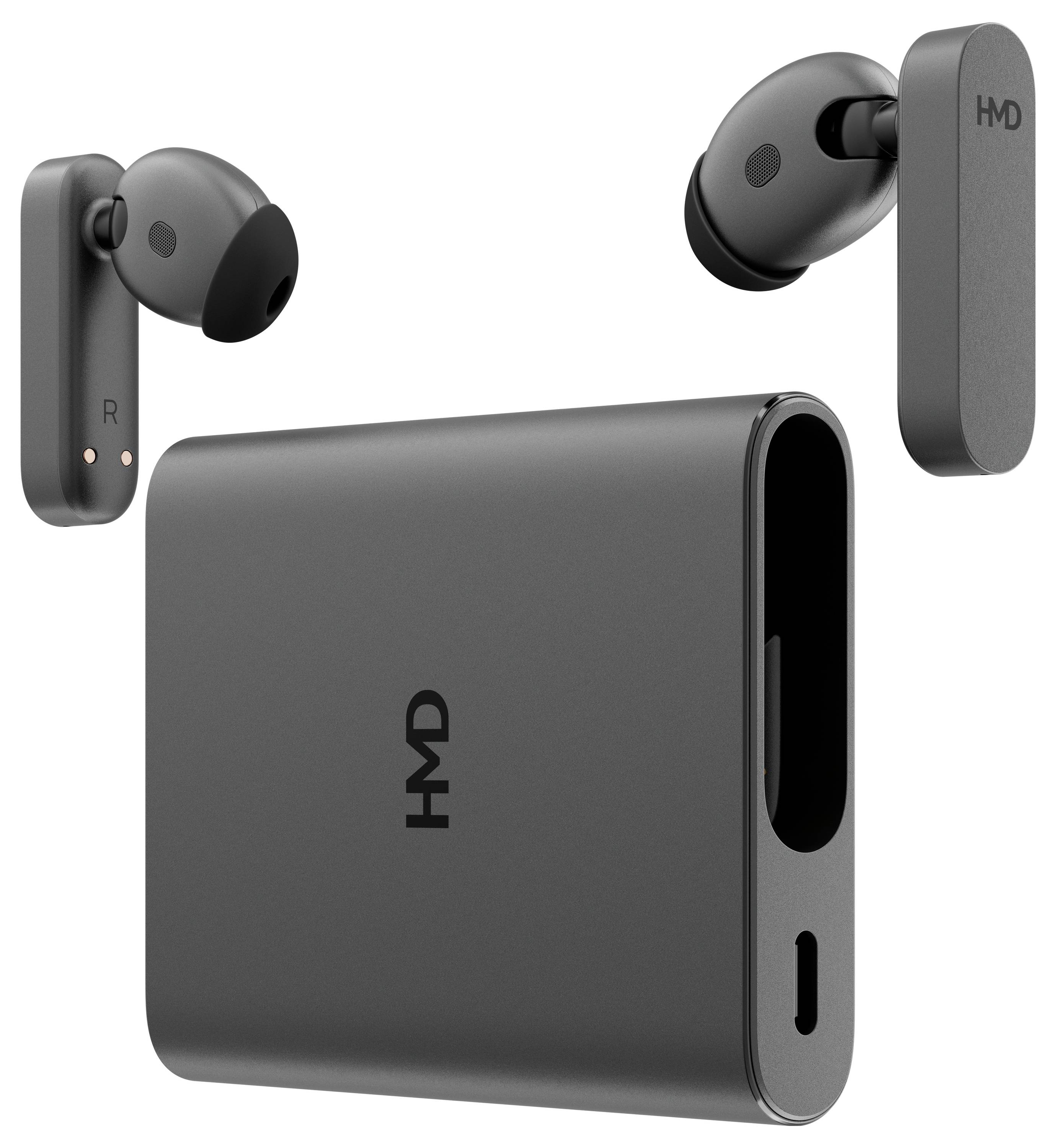 Bezprzewodowe czarne słuchawki douszne z pasującym etui ładującym. Logo 'HMD' jest widoczne na etui i słuchawkach.