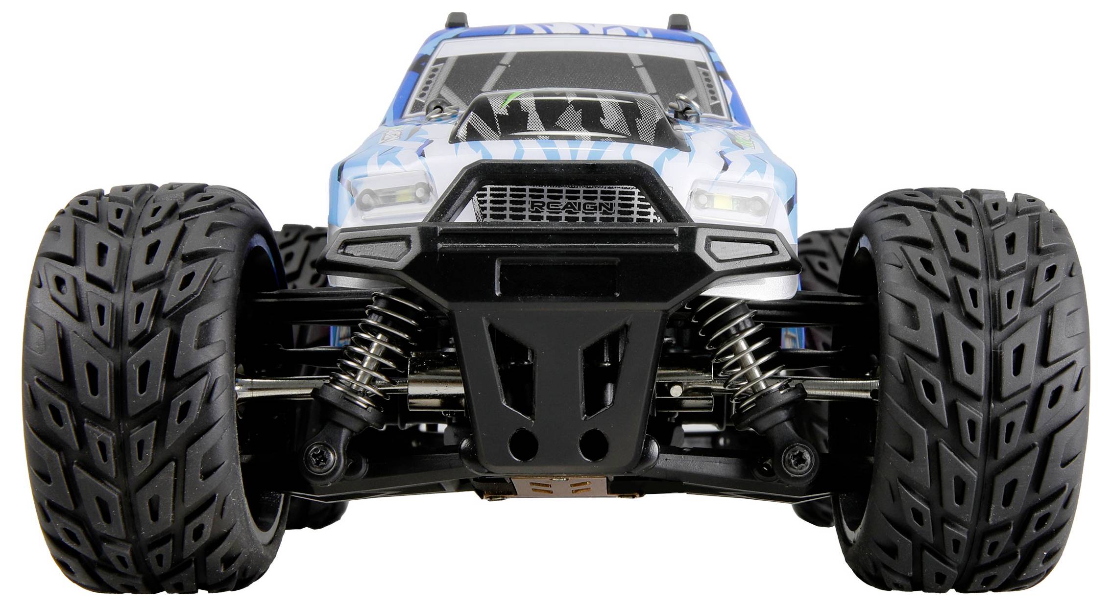 Samochód zdalnie sterowany z niebieskim nadwoziem i dużymi czarnymi oponami, widok z przodu.
