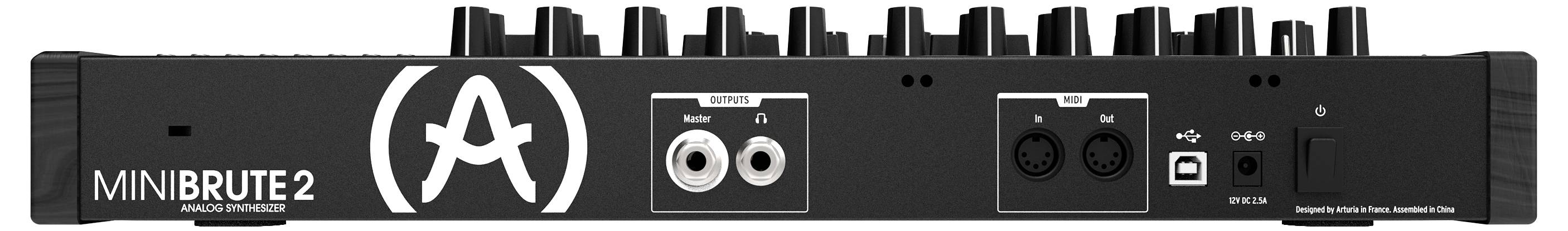 Tył analogowego syntezatora z gniazdami audio i regulatorami. Oznaczony napisem 'MINIBRUTE 2'.