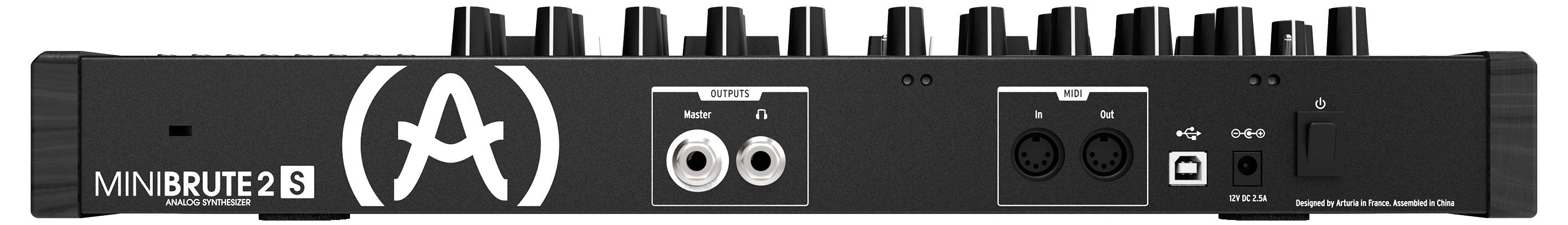 Tył syntezatora muzycznego z różnymi złączami i regulatorami. Po lewej stronie widoczne jest logo Arturia.