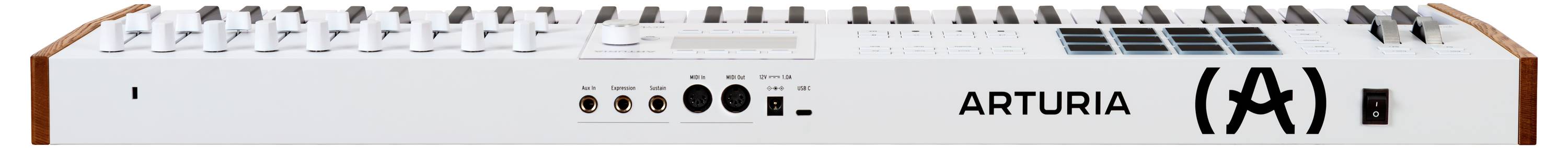 Białe keyboard MIDI z kilkoma regulatorami i padami, widok z tyłu. Marka 'Arturia'.