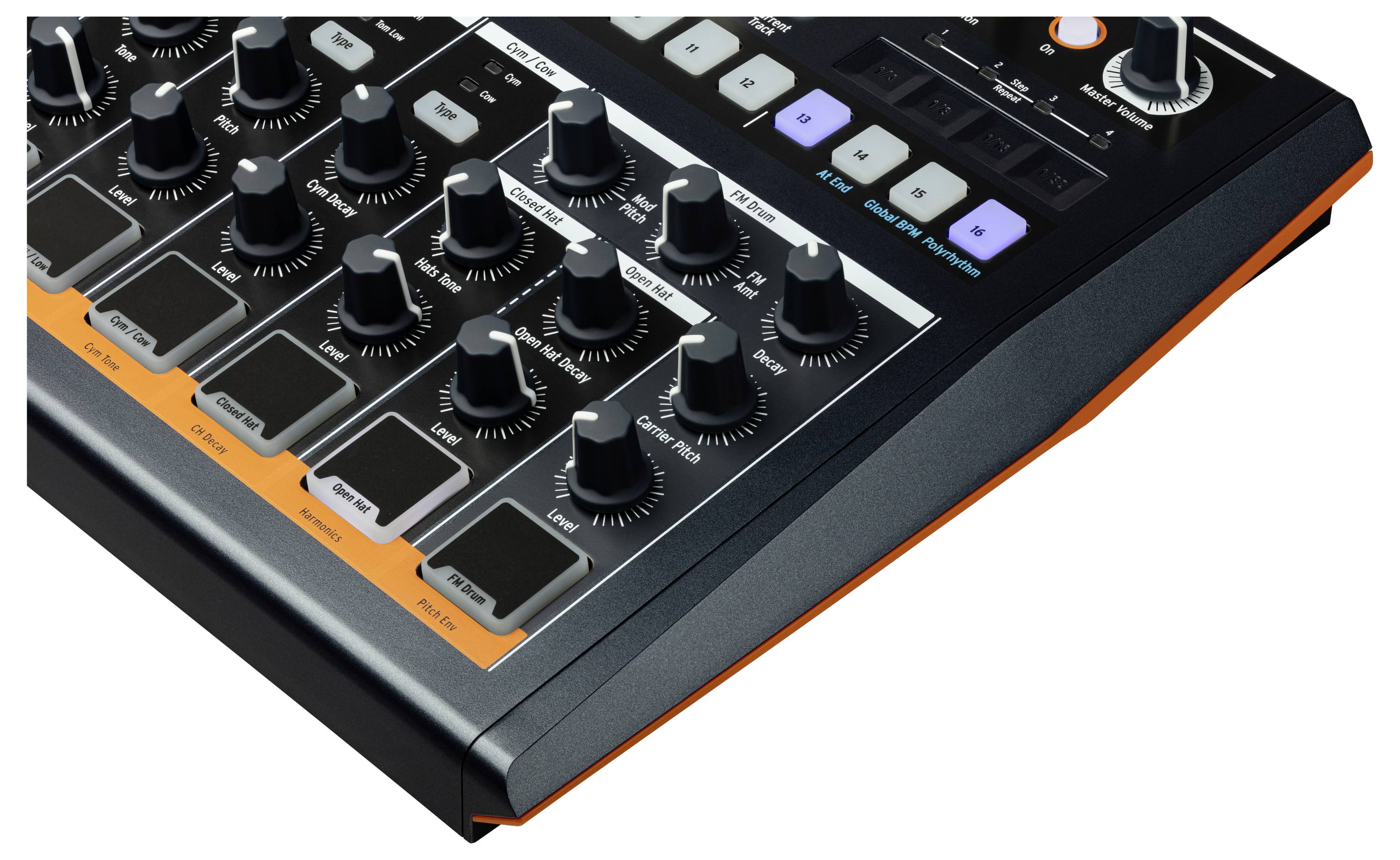 Czarny kontroler audio z wieloma pokrętłami i przyciskami na skośnej powierzchni, używany głównie do produkcji muzycznej.