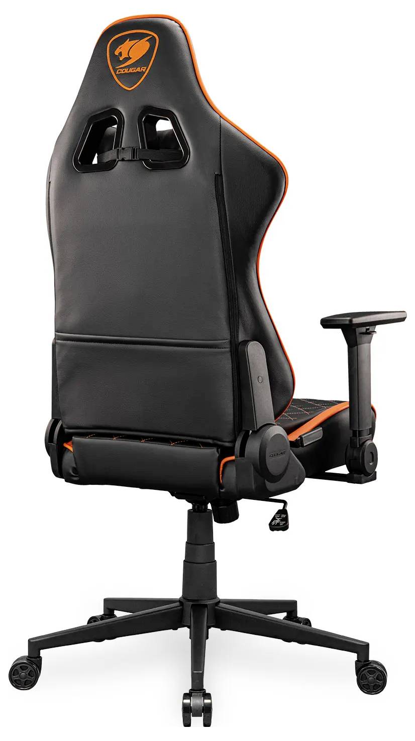 Czarny i pomarańczowy ergonomiczny fotel gamingowy z regulowanym oparciem, podłokietnikami i kółkami, zaprojektowany z myślą o komforcie i mobilności.