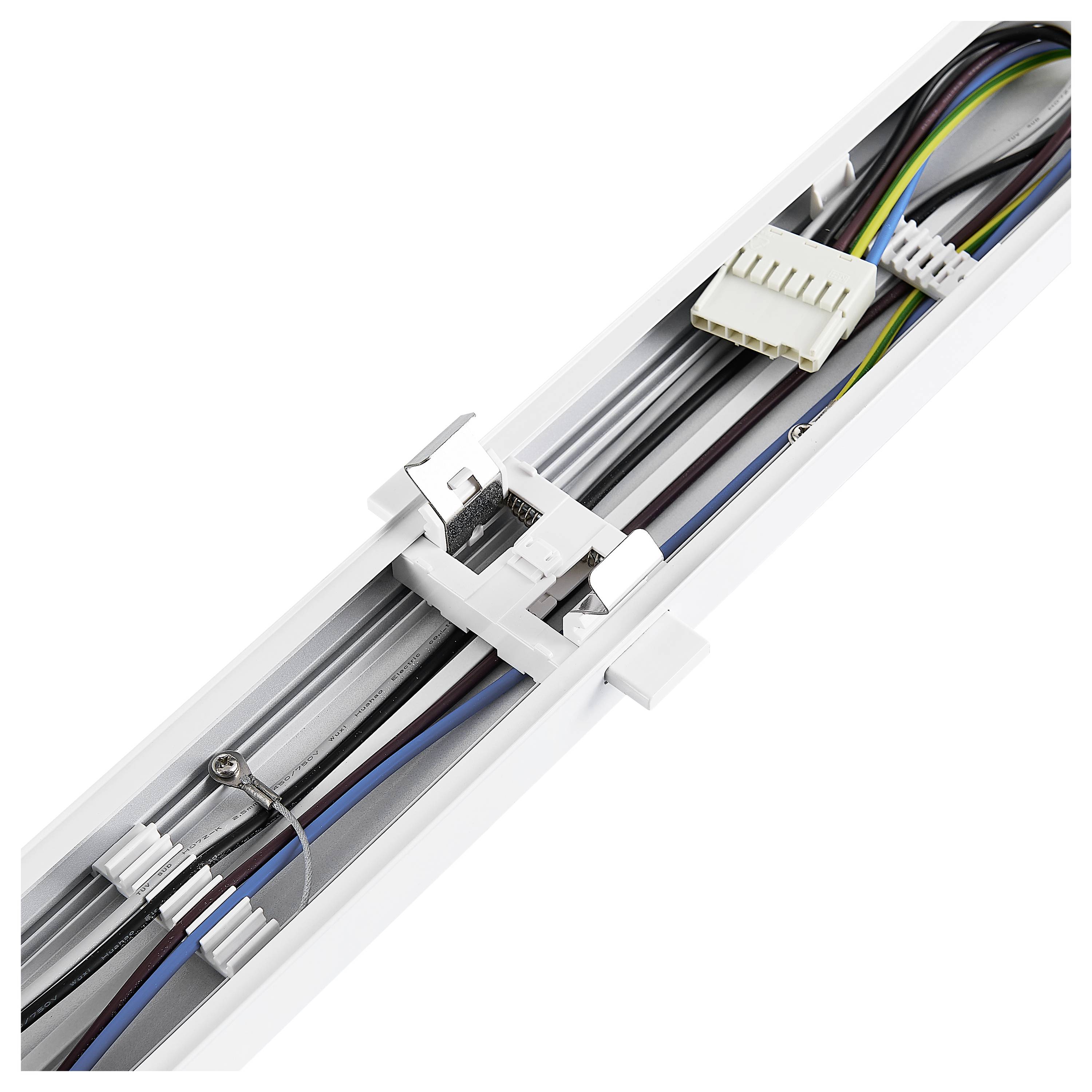 Kanał kablowy z wieloma kablami i połączeniami, w tym niebieskimi, czarnymi i żółtymi przewodami, które są zamocowane białymi uchwytami.