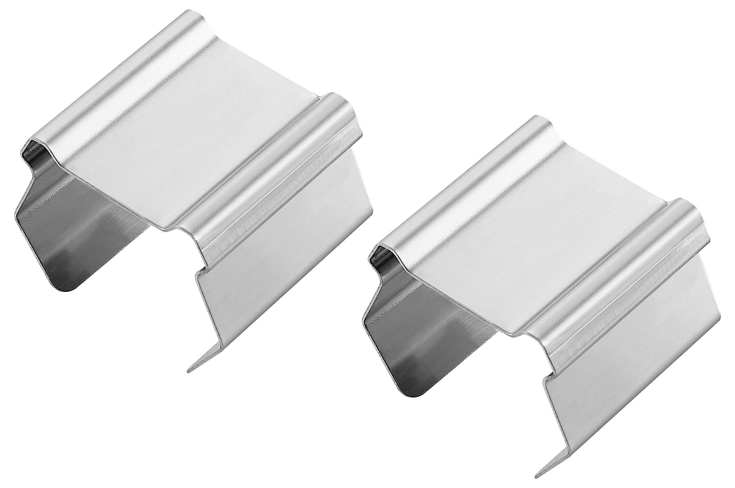 Dwie srebrne metalowe klamry obok siebie, używane do mocowania lub jako uchwyty do mebli lub elementów budowlanych.