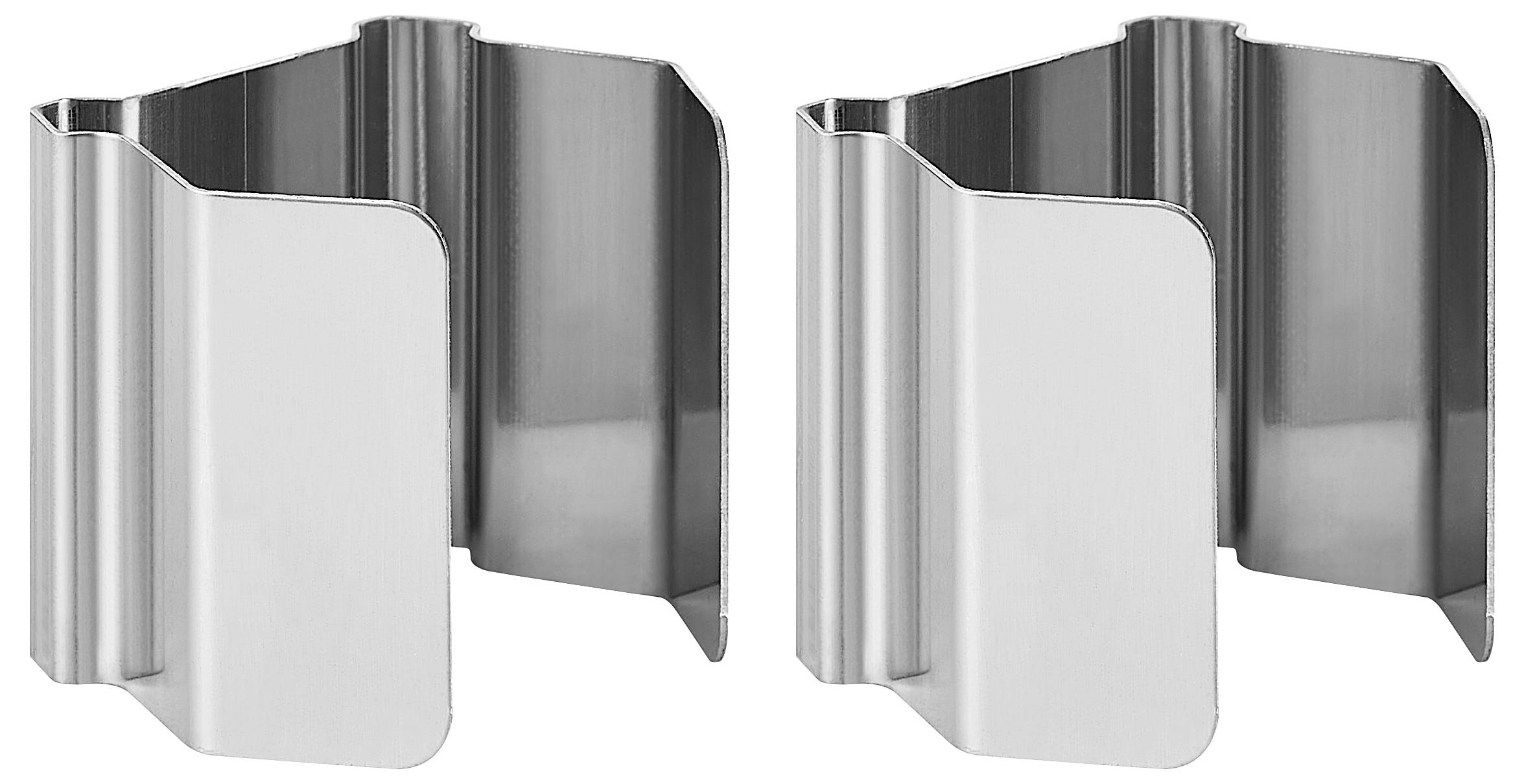 Dwa srebrne metalowe uchwyty obok siebie, prawdopodobnie zaprojektowane do specyficznego mocowania lub montażu.