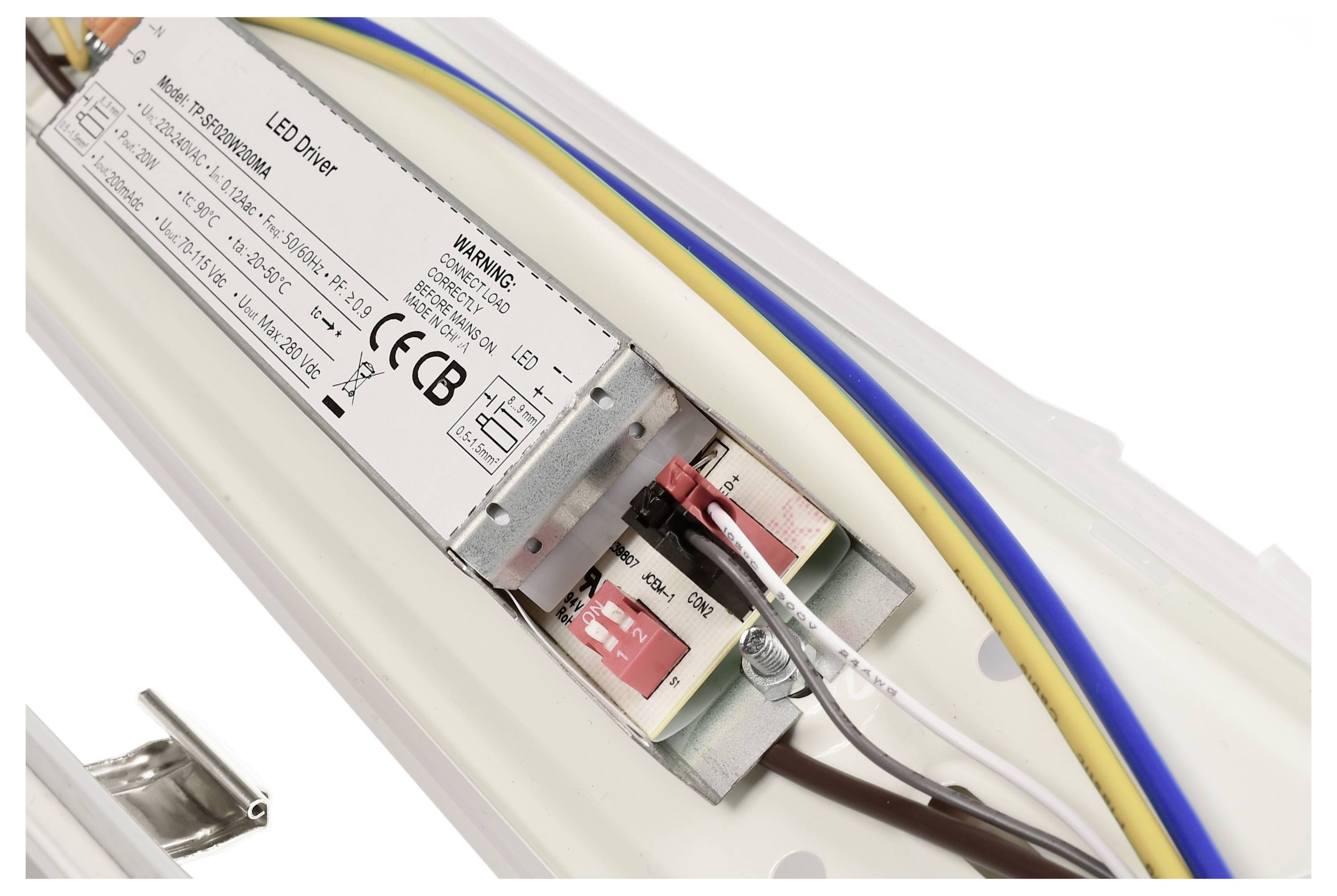 Elektryczny sterownik LED, zamontowany w oprawie oświetleniowej, z widocznymi kablami i oznaczeniem CE.