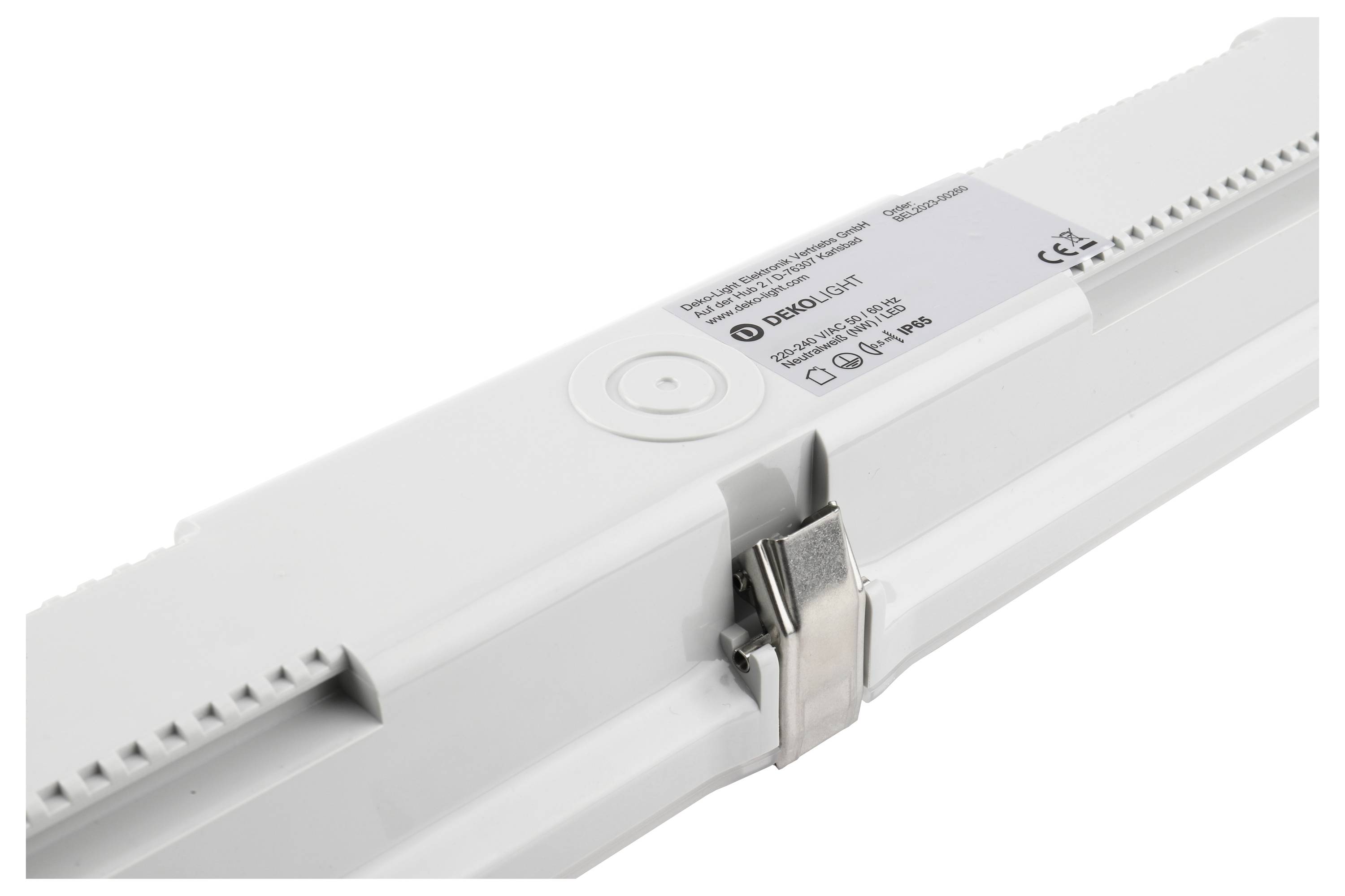 Białe, podłużne obudowa źródła światła LED z metalowym zawiasem do połączeń elektrycznych, widok szczegółowy górnej części z opisami.