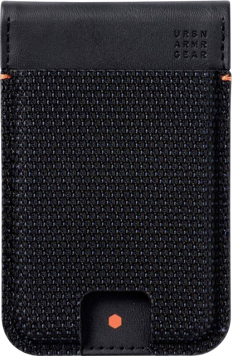 Czarny, teksturowany pokrowiec na telefon o eleganckiej sylwetce, ozdobiony małym pomarańczowym sześciokątem i minimalnym oznakowaniem w prawym górnym rogu.