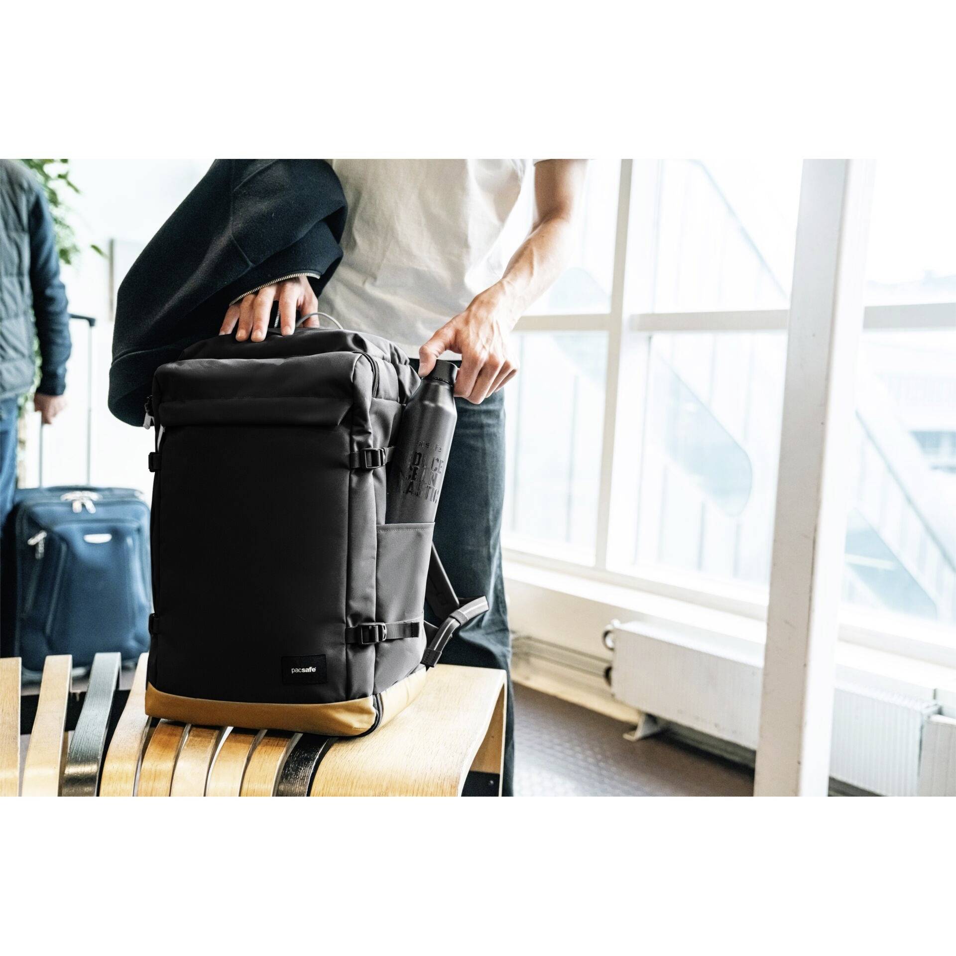 Plecak na laptopa Pacsafe GO 44l, czarny-17