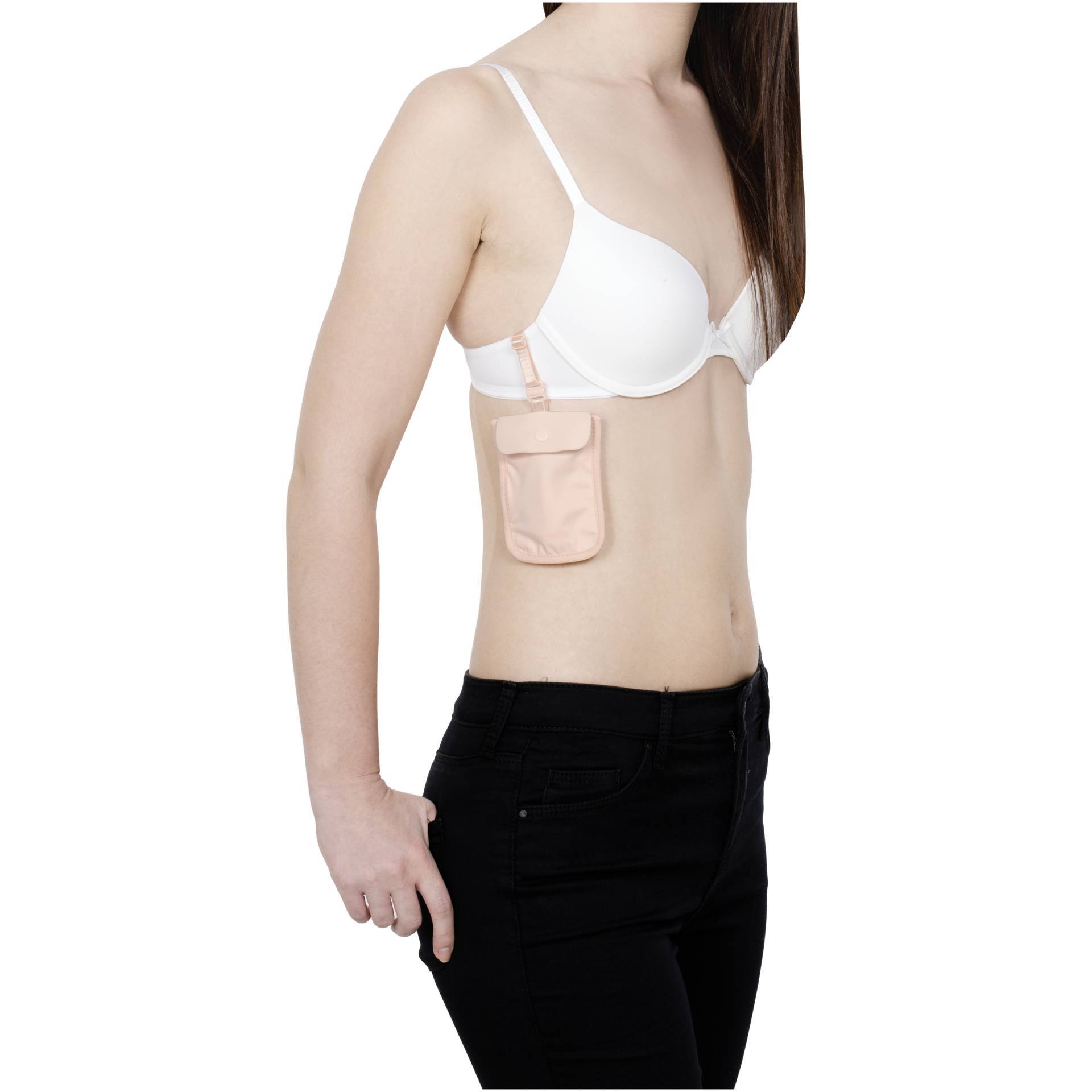 Kobieta w biustonoszu i spodniach prezentuje mały, w kolorze skóry worek stomijny przymocowany do brzucha, podkreślając jego dyskretne użycie.