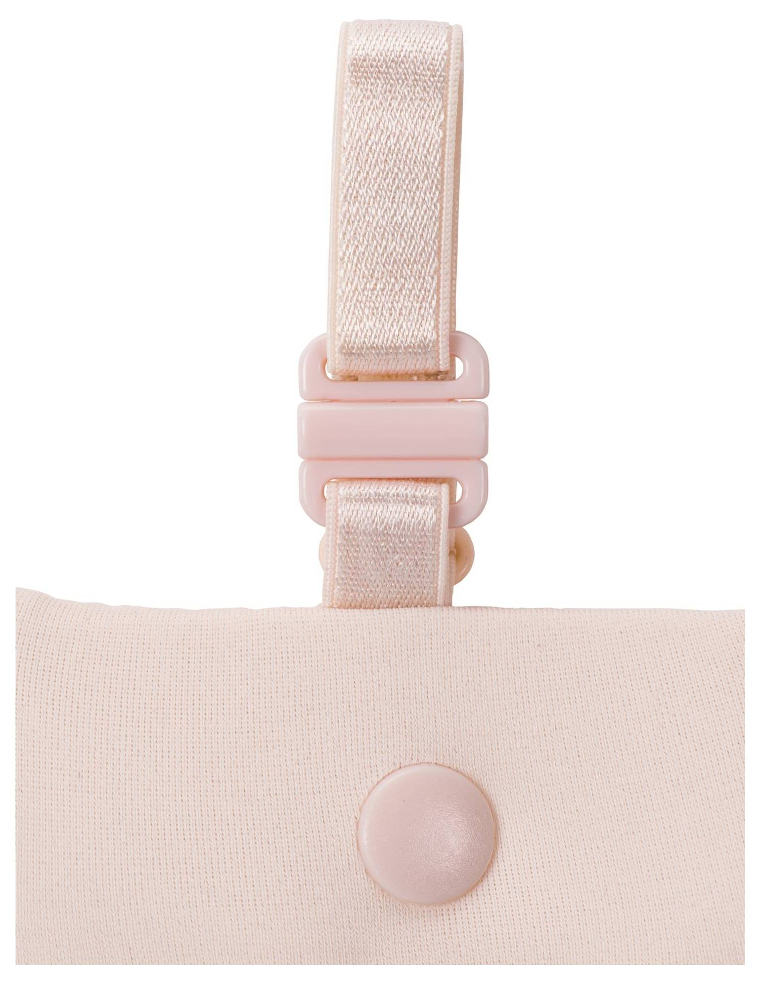 Zbliżenie różowego paska z tkaniny z guzikiem i klamrą, prawdopodobnie fragmentu torby lub części garderoby, prezentujące jego fakturę i barwę.