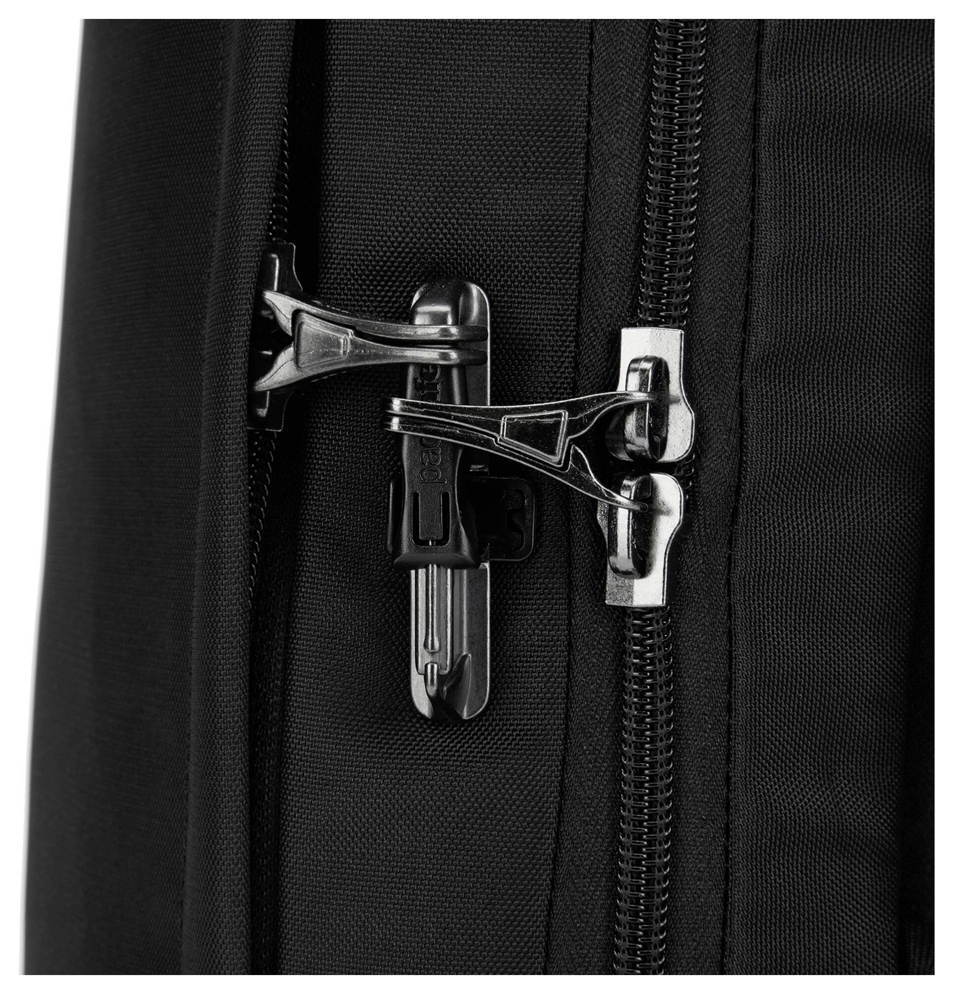 Zbliżenie czarnej walizki z dwoma zabezpieczonymi zamkami zapiętymi kłódką, prezentujące funkcje bezpieczeństwa podczas podróży.