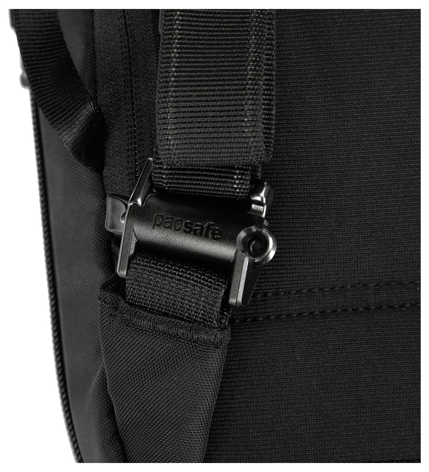Zbliżenie na czarny pasek plecaka z solidną metalową klamrą, na której wygrawerowano napis 'pacsafe', podkreślając jego funkcję zabezpieczającą.