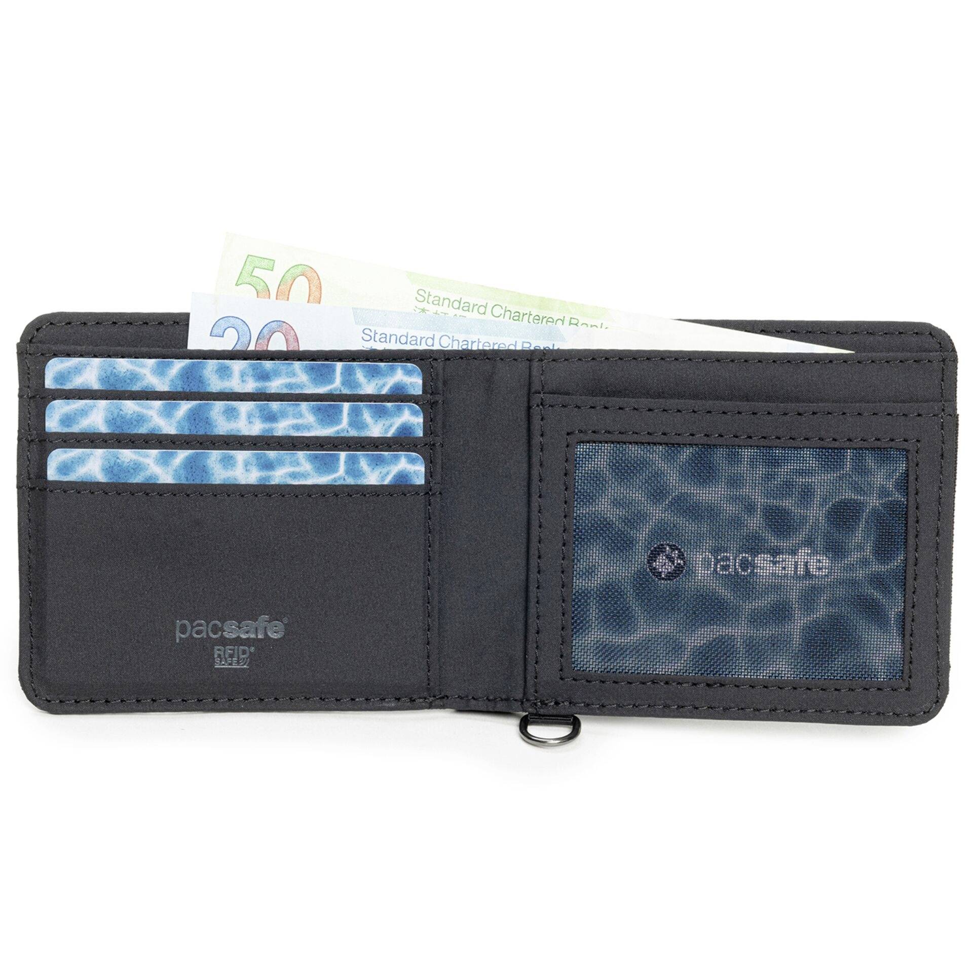 Czarny, otwarty portfel z trzema widocznymi slotami na karty po lewej stronie i przezroczystą kieszenią na dowód osobisty po prawej stronie, w którym częściowo widoczne są banknoty.