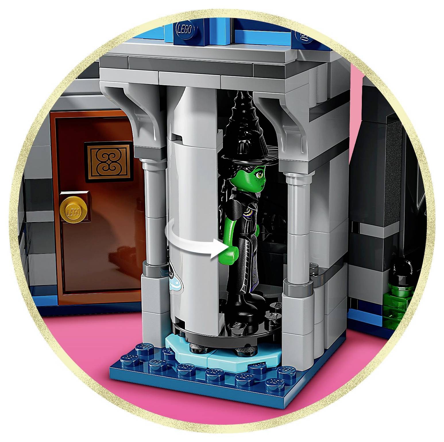 Figurka czarownicy o zielonej twarzy w obrotowej komorze cylindrycznej, będąca częścią zestawu LEGO, przedstawiająca scenę magicznej transformacji.