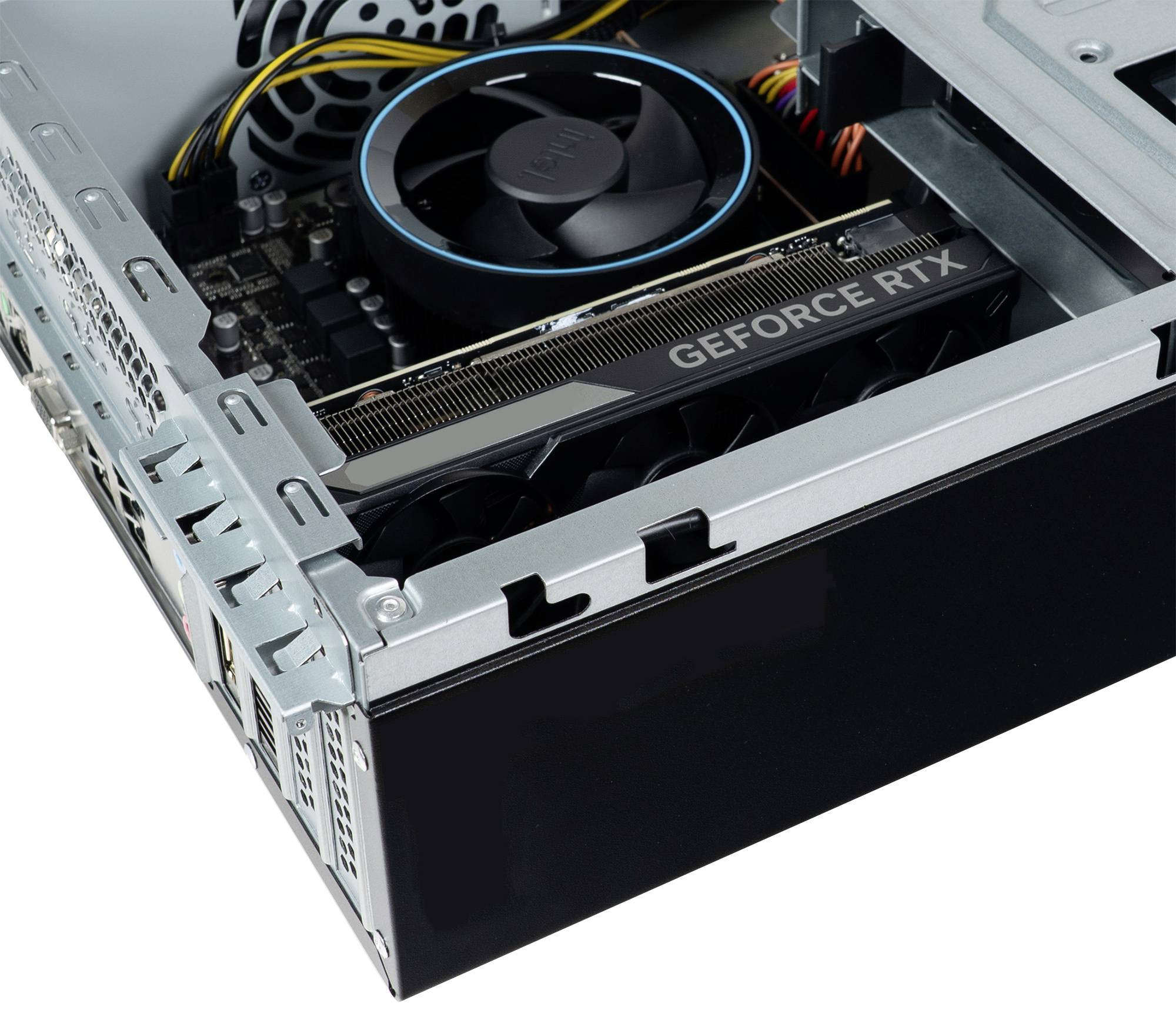 Wnętrze komputera stacjonarnego z zainstalowaną kartą graficzną GeForce RTX oraz wentylatorem chłodzącym, z widocznymi przewodami i podzespołami.