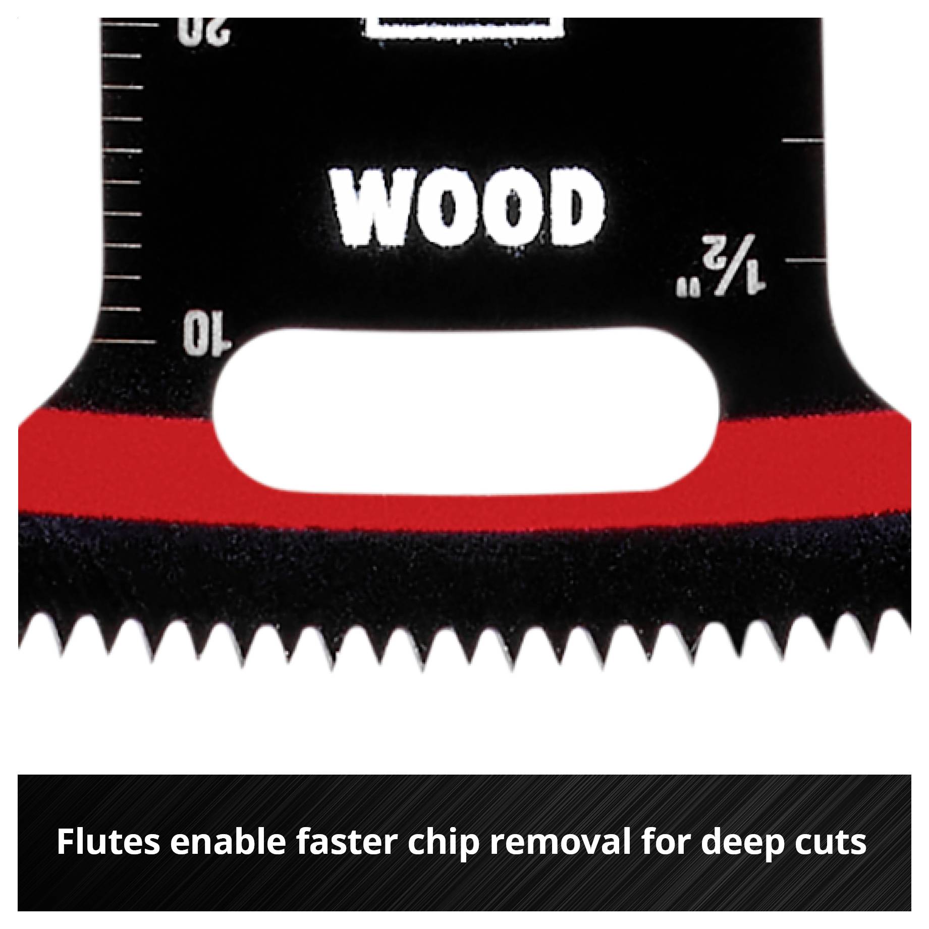 Piła do drewna z napisem 'WOOD', głęboko uzębiona. Tekst poniżej: 'Szczeliny odprowadzające umożliwiają szybsze usuwanie wiórów podczas głębokich cięć'.