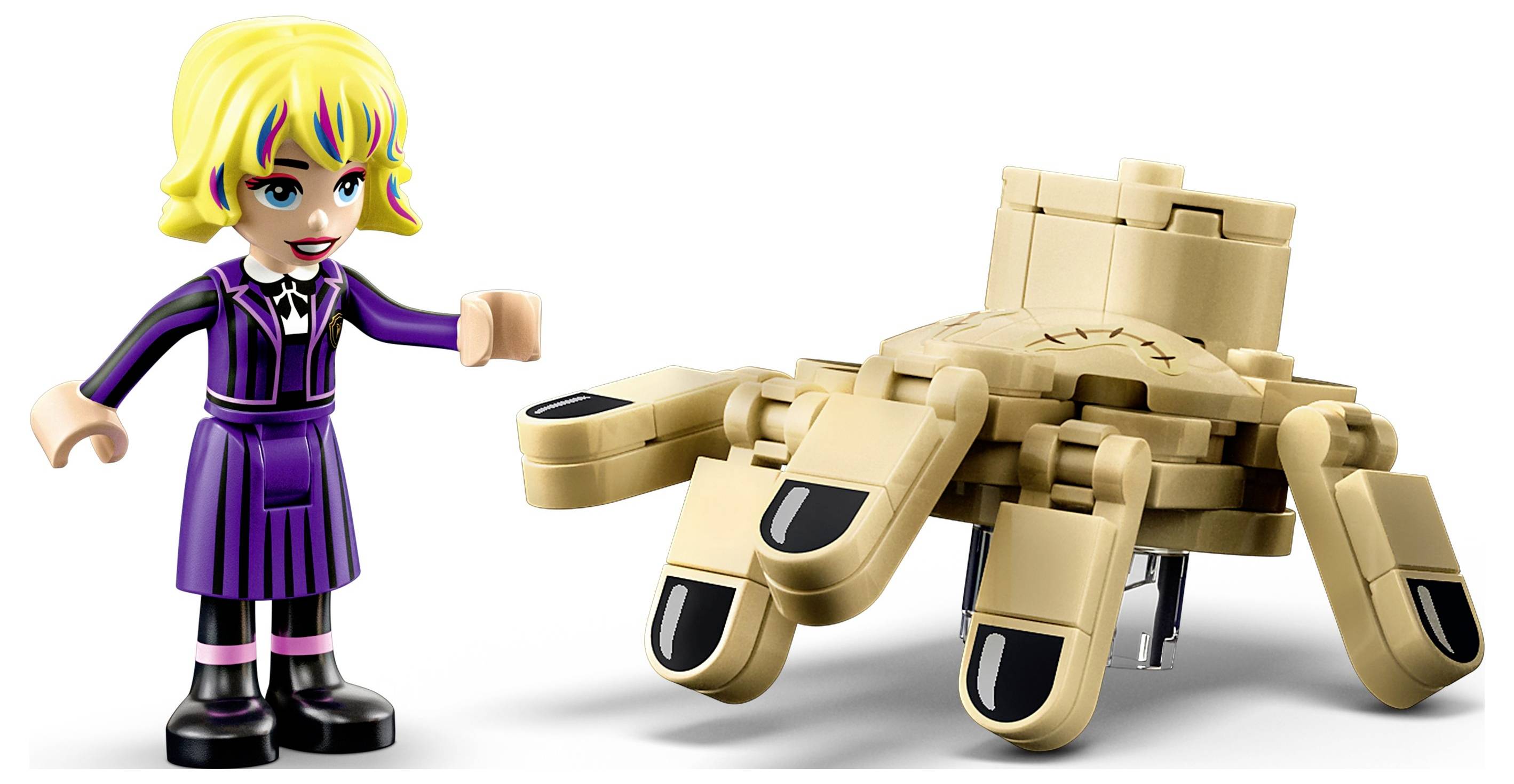 Figurka zabawkowa z blond włosami w fioletowej sukience stoi obok brązowej, robotycznej, przypominającej pająka zabawki o sześciu nogach.