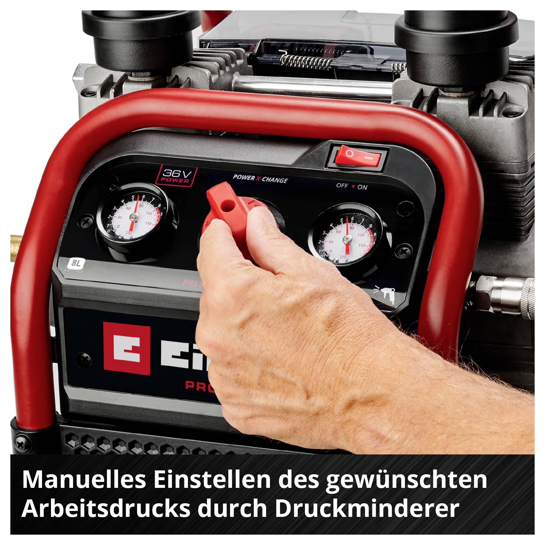 Ręka reguluje żądane ciśnienie robocze na reduktorze ciśnienia kompresora; widoczne dwa manometry i przełącznik włączenia/wyłączenia.