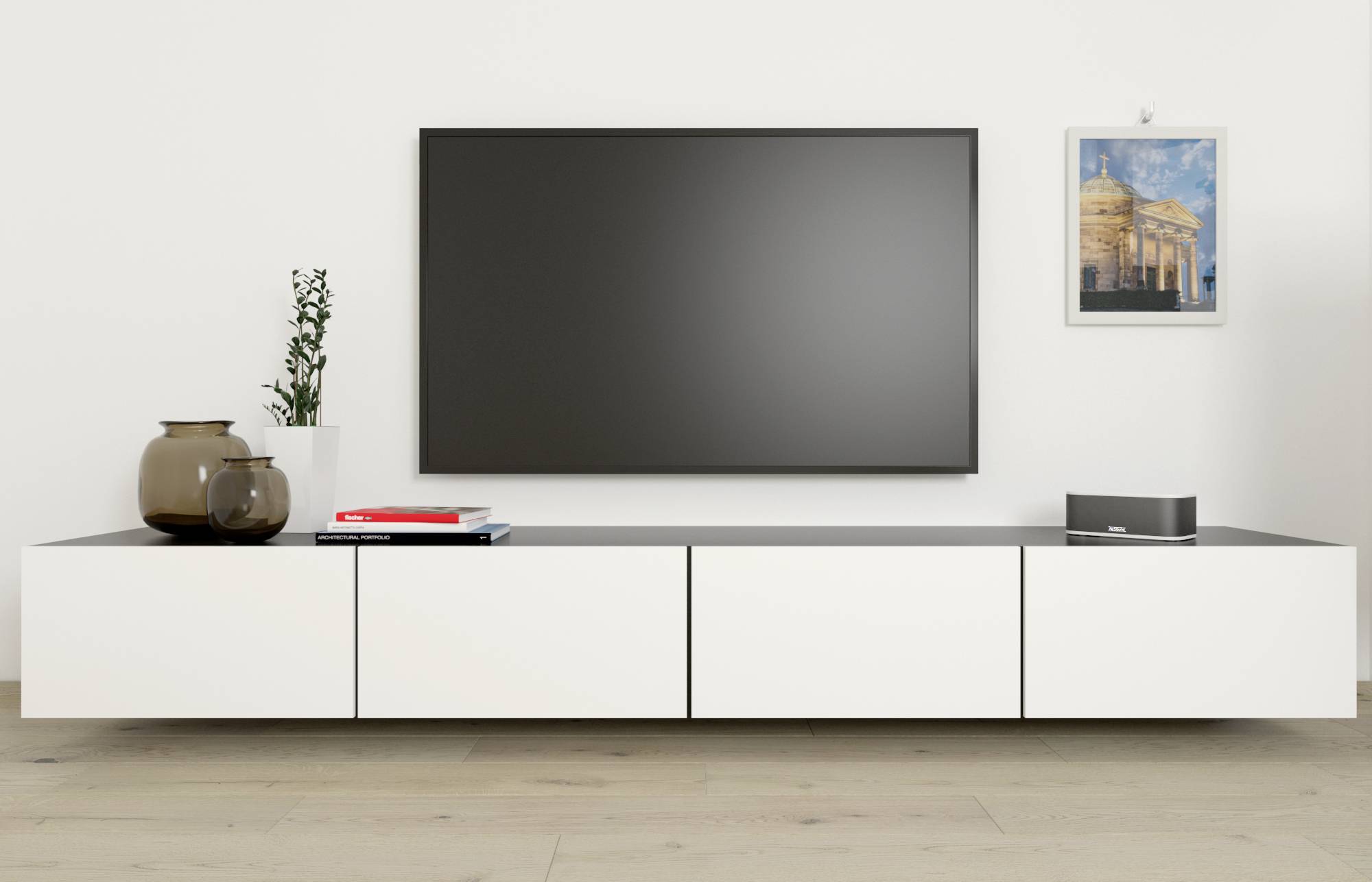 Nowoczesny salon z telewizorem plazmowym zawieszonym na ścianie nad minimalistyczną białą komodą RTV. Na konsoli stoją doniczkowa roślina, książki i ozdobne przedmioty.