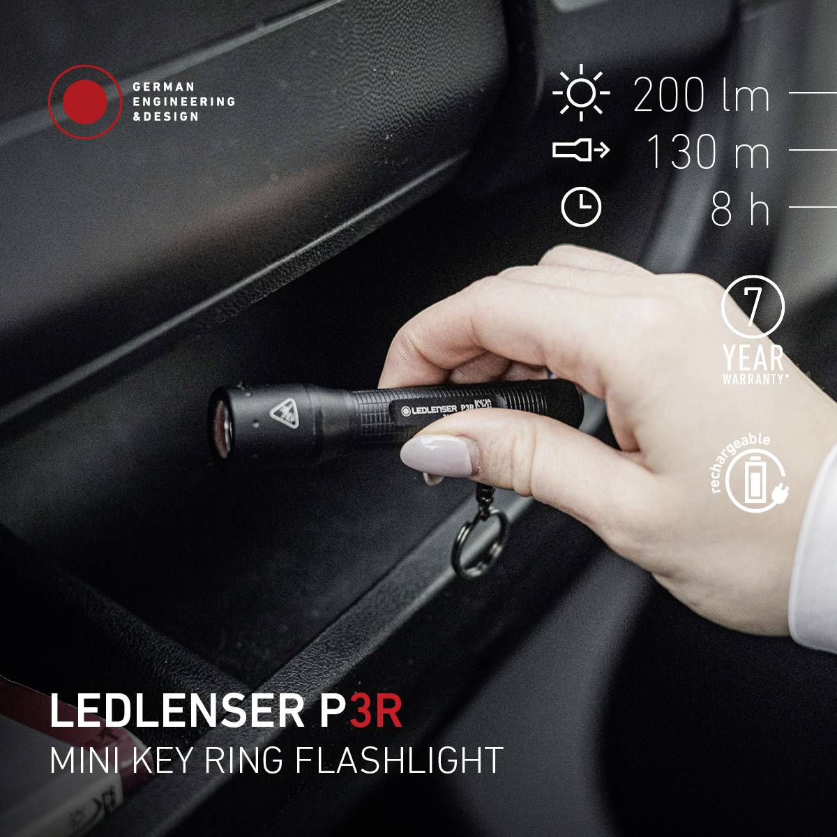 Ręka trzyma latarkę LED 'LEDLENSER P3R'. Jasność 200 lm, zasięg 130 m, czas pracy 8 h, 7 lat gwarancji, możliwość ładowania.