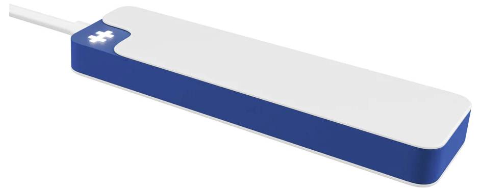 Niebieski i biały pendrive w kształcie puzzli z dołączonym przewodem, używany do przechowywania danych.