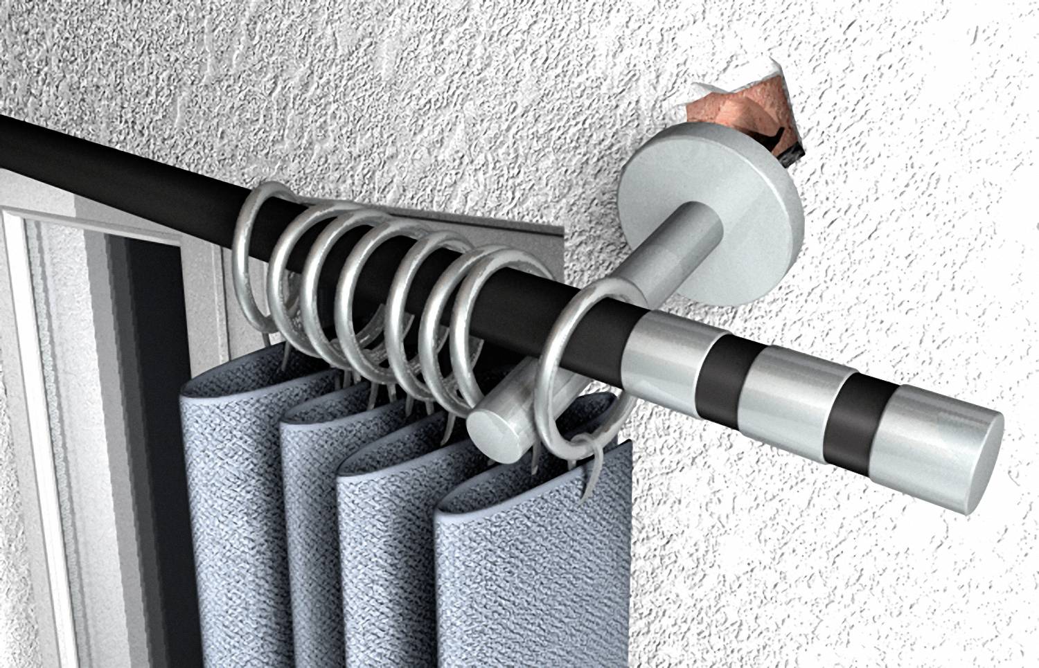 Karnisz z szarymi zasłonami jest zamocowany do teksturowanej białej ściany. W punkcie mocowania wspornika widoczny jest otwór z odkrytą cegłą.