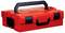 Czerwona plastikowa walizka narzędziowa z czarną rączką jest zamknięta i gotowa do transportu. Wyposażona jest w solidne zatrzaski i wytrzymałą konstrukcję.