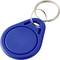Niebieski brelok RFID o kształcie koła z dołączonym srebrnym kółkiem do kluczy, używany w systemach kontroli dostępu lub elektronicznej identyfikacji.
