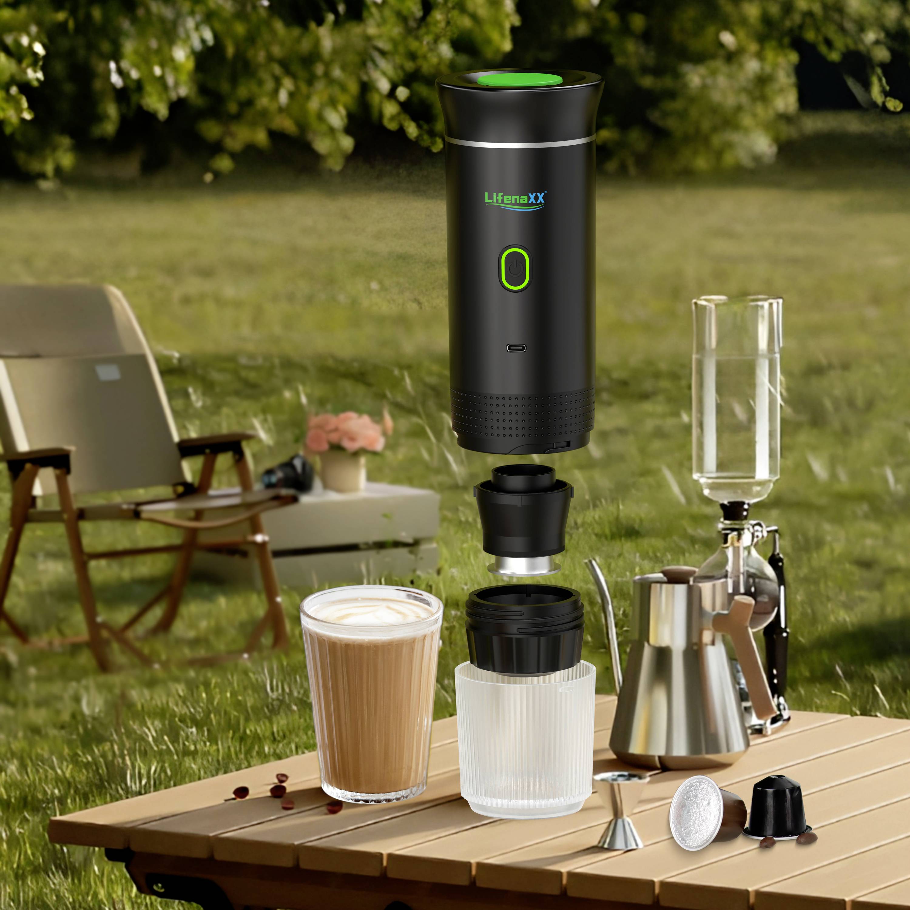 Przenośny ekspres do espresso na stole piknikowym z cappuccino, młynkiem do kawy i meblami ogrodowymi w tle.