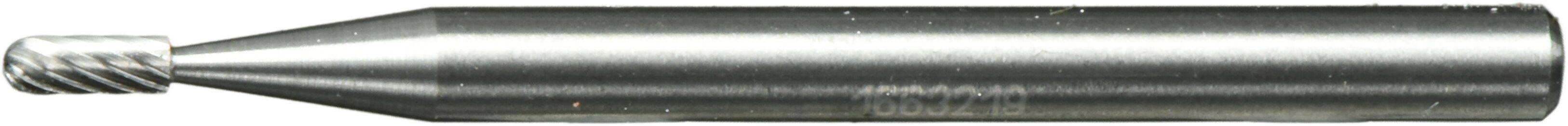 Zbliżenie frezu do metalu z cylindrycznym uchwytem i rowkowanym ostrzem tnącym, stosowanego do precyzyjnej obróbki skrawaniem w warsztatach.