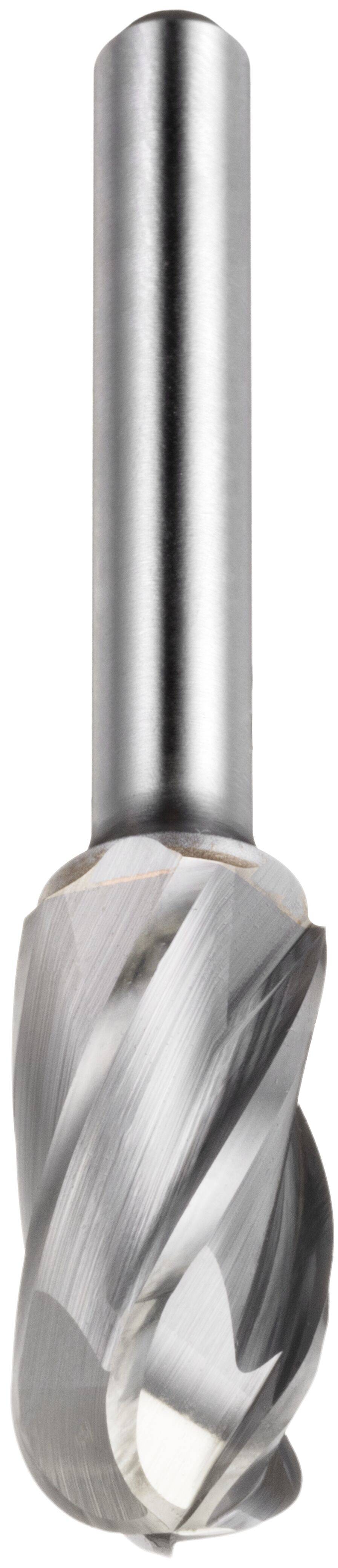 Zbliżenie świdra wiertarskiego, prezentujące jego ostre, spiralne rowki i metaliczny połysk.