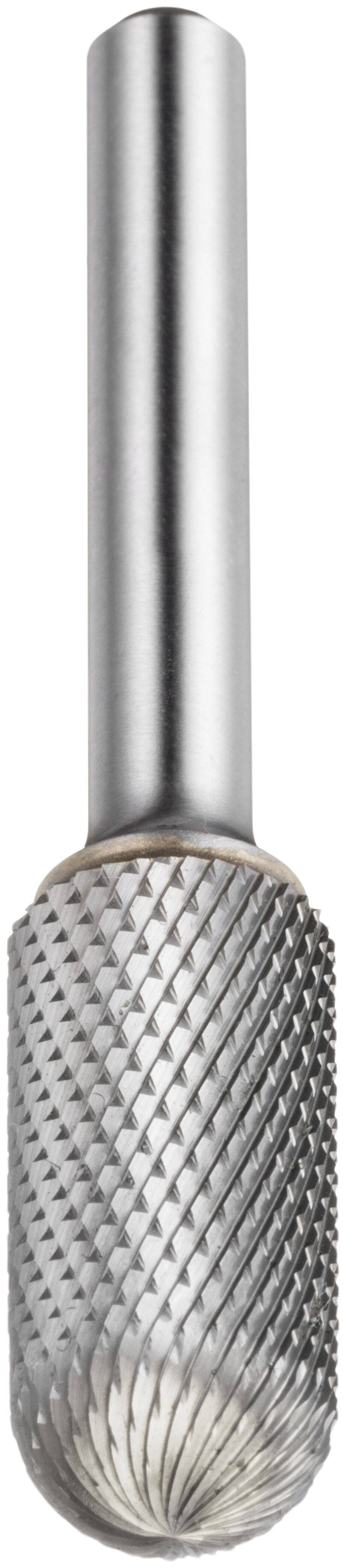 Cylindryczny metalowy narzędzie do frezowania o strukturze zakładek na główce, przeznaczony do szlifowania lub kształtowania materiałów, sfotografowany na białym tle.