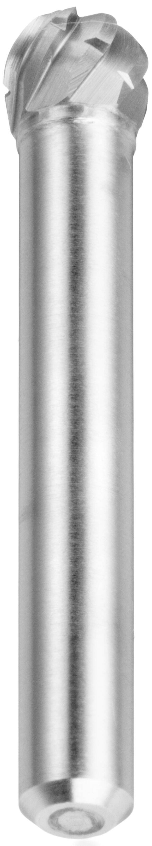 Zbliżenie narzędzia cylindrycznego wykonanego z metalu, zakończonego spiralną głowicą, stosowanego do cięcia lub obróbki mechanicznej.