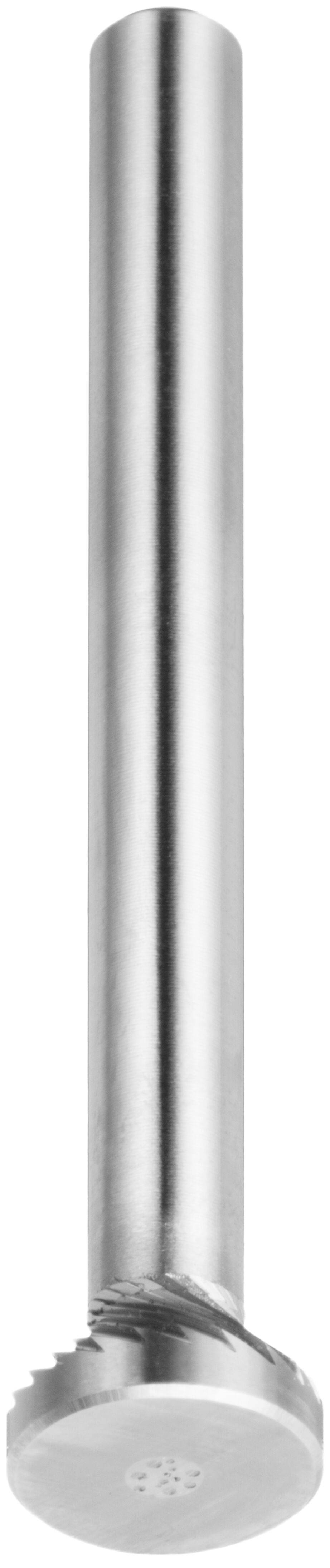 Długi metalowy cylinder ze zaokrąglonym wierzchołkiem, prawdopodobnie narzędzie lub element, na białym tle.