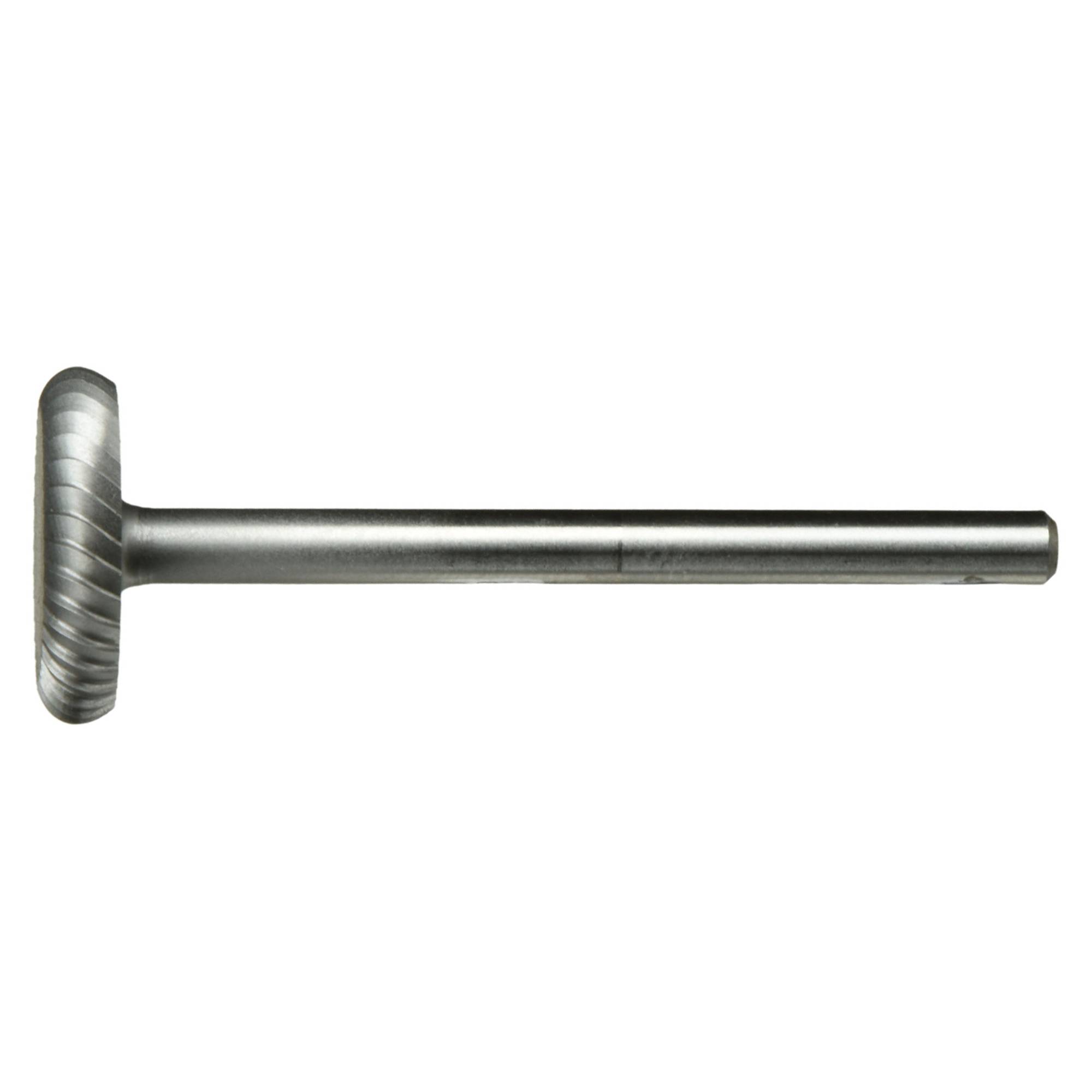 Metalowy klawes w kształcie litery T z prążkowaną, cylindryczną główką i prostym, cylindrycznym uchwytem, prawdopodobnie używany jako instrument perkusyjny.