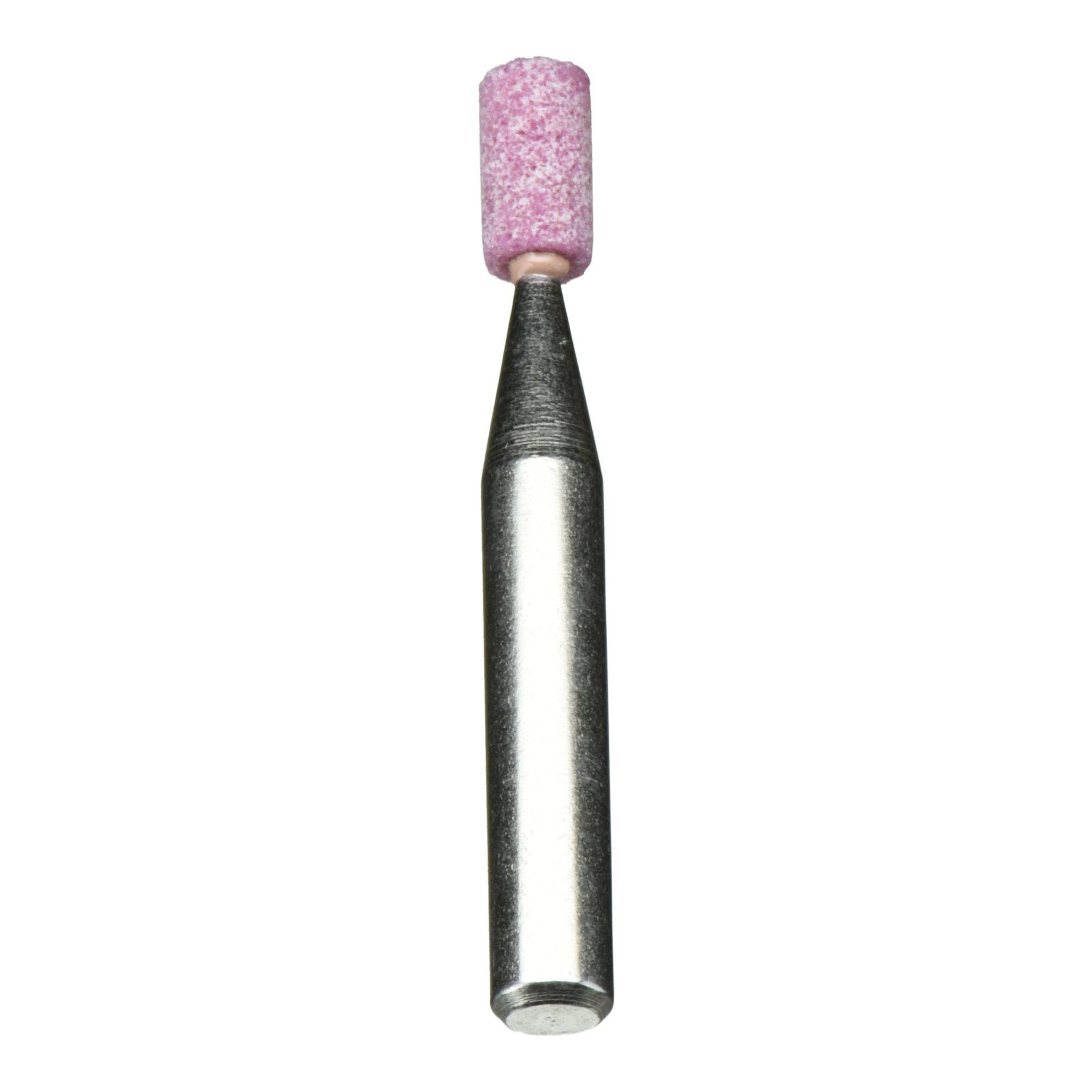 Cylindryczny, różowy kamień szlifierski zamocowany na metalowym trzpieniu, używany do kształtowania i wygładzania materiałów w warsztatach lub fabrykach.