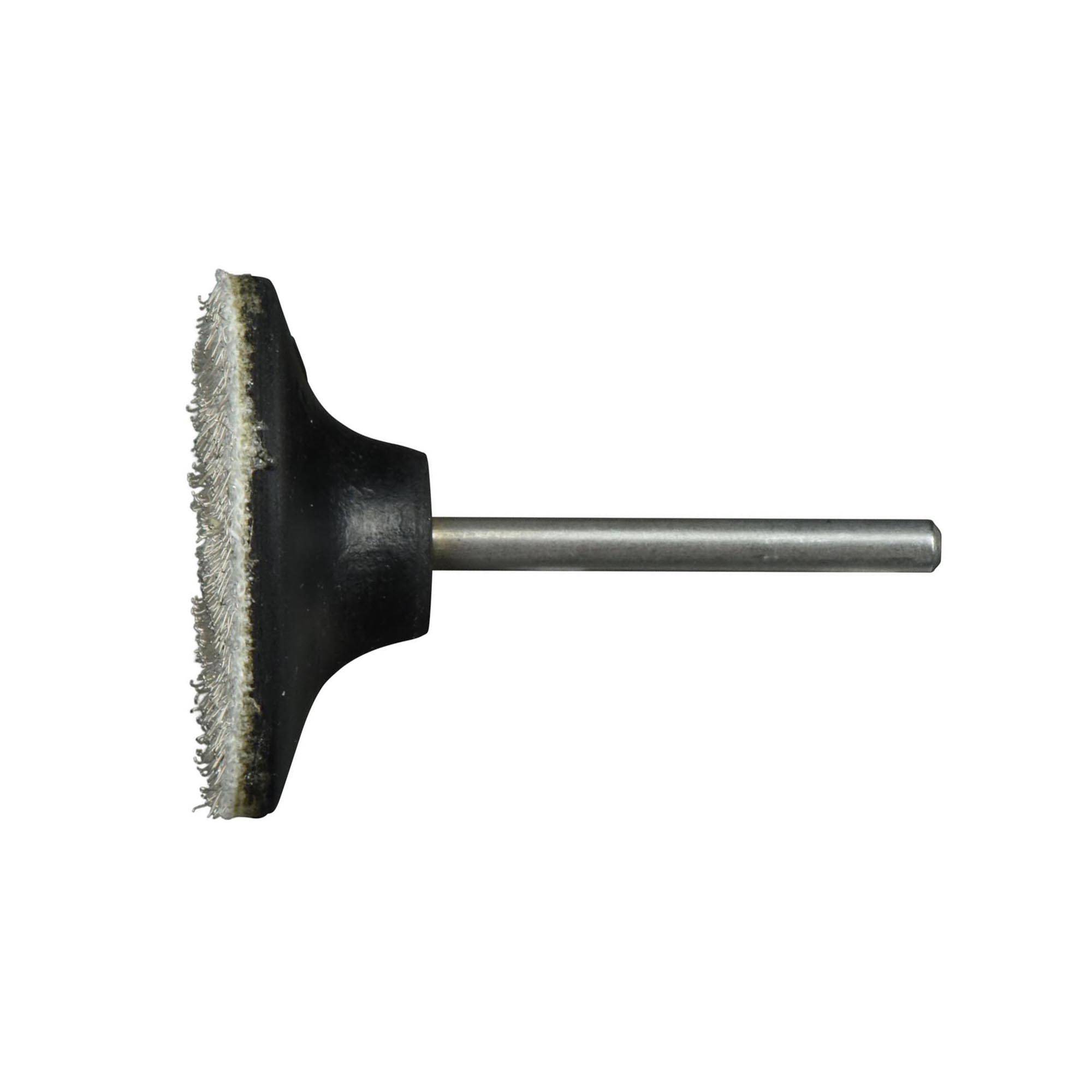 Okrągła szczotka druciana z długą rączką, używana do polerowania lub czyszczenia powierzchni, przedstawiona na białym tle.