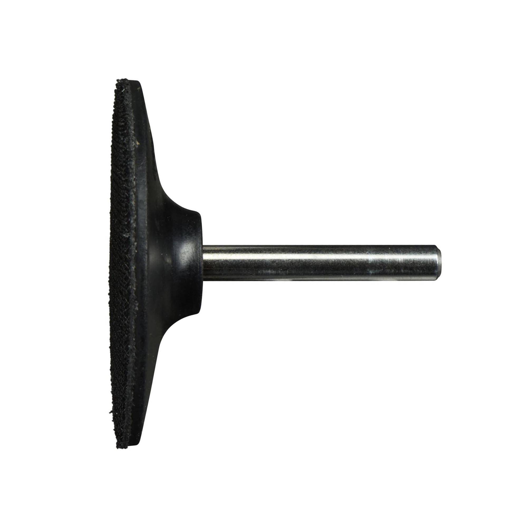 Widok z boku czarnej tarczy szlifierskiej zamocowanej na metalowym wale, używanej do wygładzania powierzchni, na białym tle.