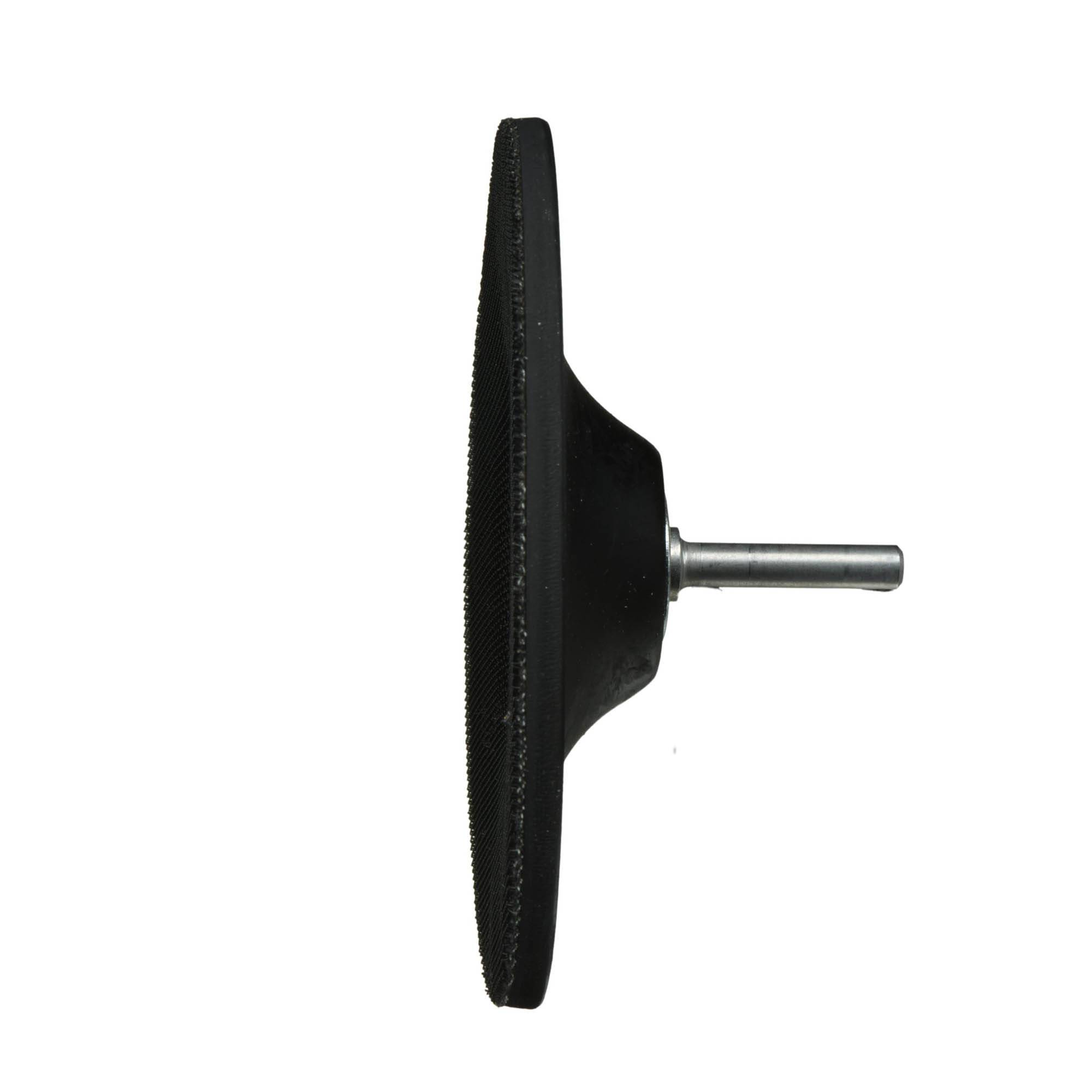 Widok z boku okrągłej, czarnej tarczy szlifierskiej z metalowym mocowaniem do użycia z elektronarzędziami.